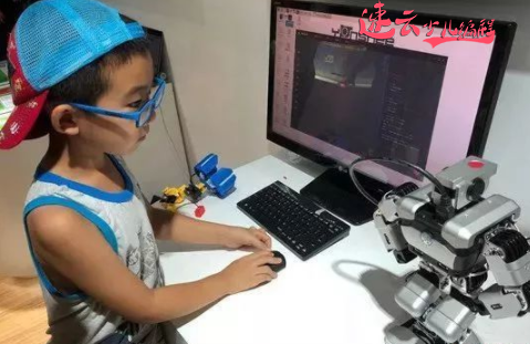 济南机器人编程：2岁玩积木，4岁学编程！这样的孩子如何教育？~山东机器人编程~机器人编程(图1)